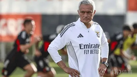 艾登-海文持续佩戴护具治疗，曼联新星康复进程缓慢